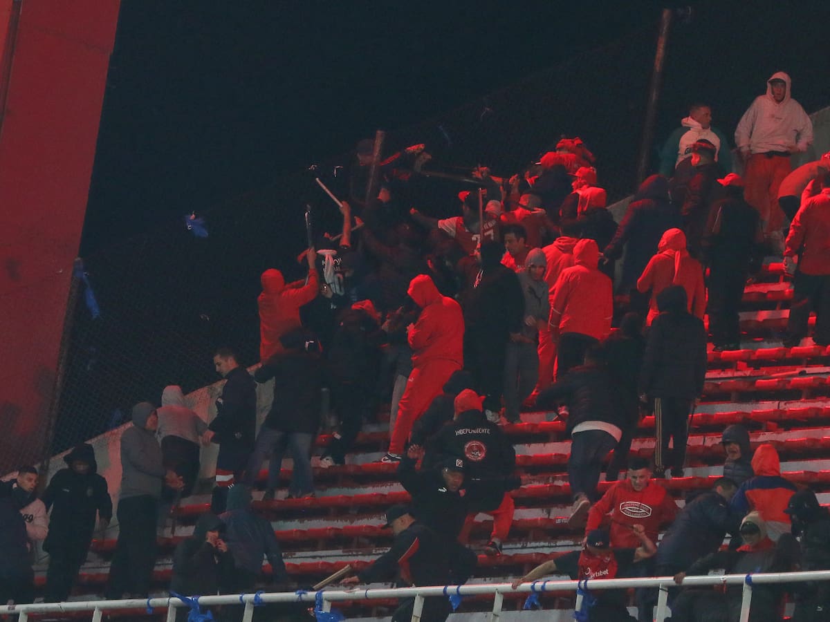Padre de hincha empujado al vacío por barra de Independiente entrega una buena noticia: “Mi hijo está sin sedación pero sigue entubado”