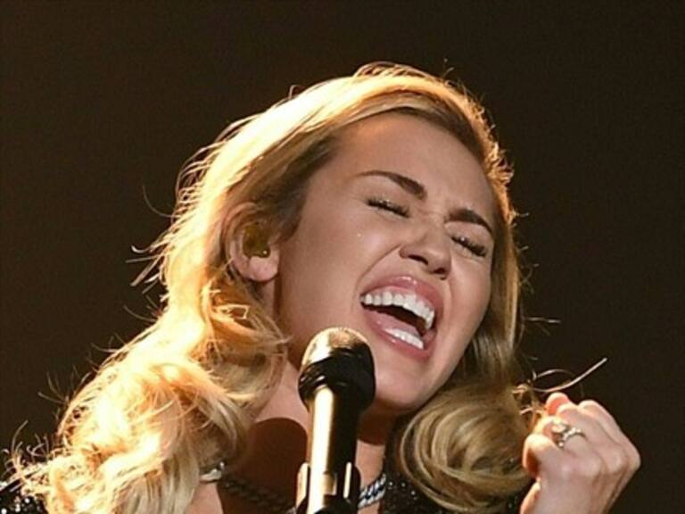 Miley Cyrus estrenó su nueva canción «Nothing Break Like a Heart»