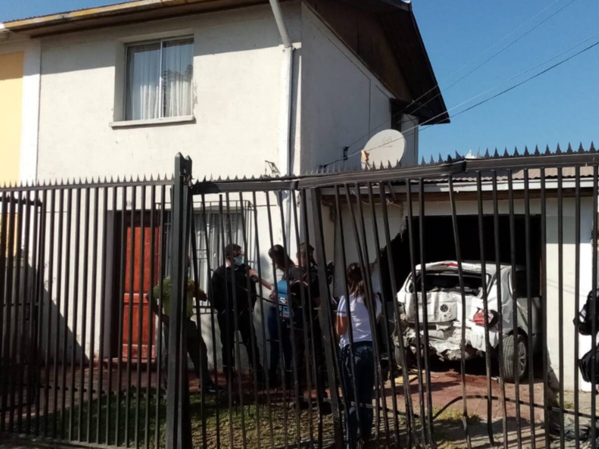 Automóvil queda incrustado en casa tras accidente de tránsito en Macul