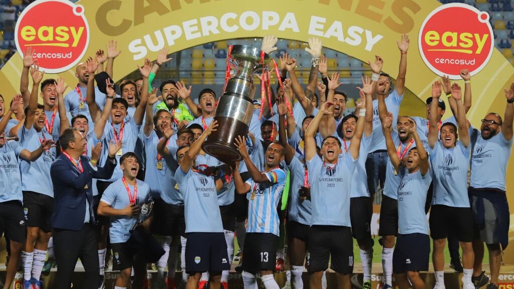 Magallanes sorprende a Colo Colo para llevarse en penales la Supercopa Chilena