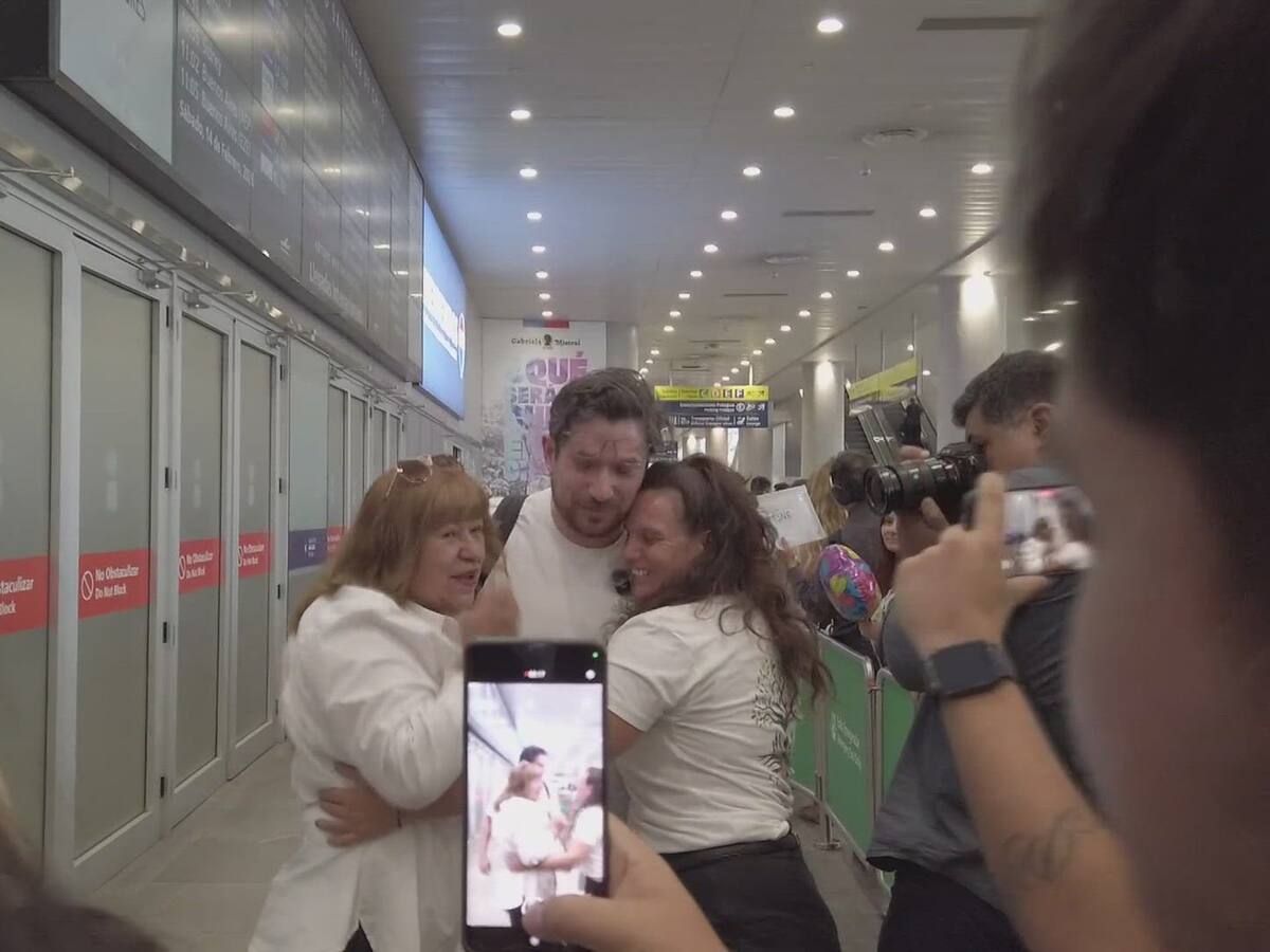 Chileno separado de su familia en dictadura se reunió con su madre biológica tras 35 años de búsqueda