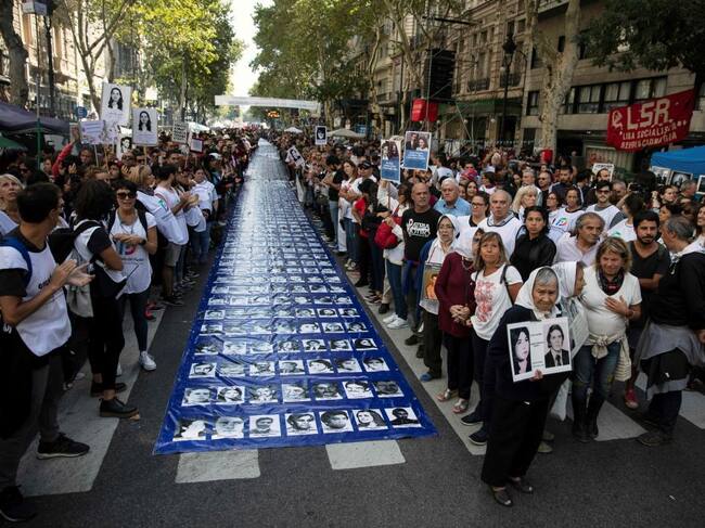 Madres de Plaza de Mayo homenajean a las víctimas de la dictadura en Buenos Aires