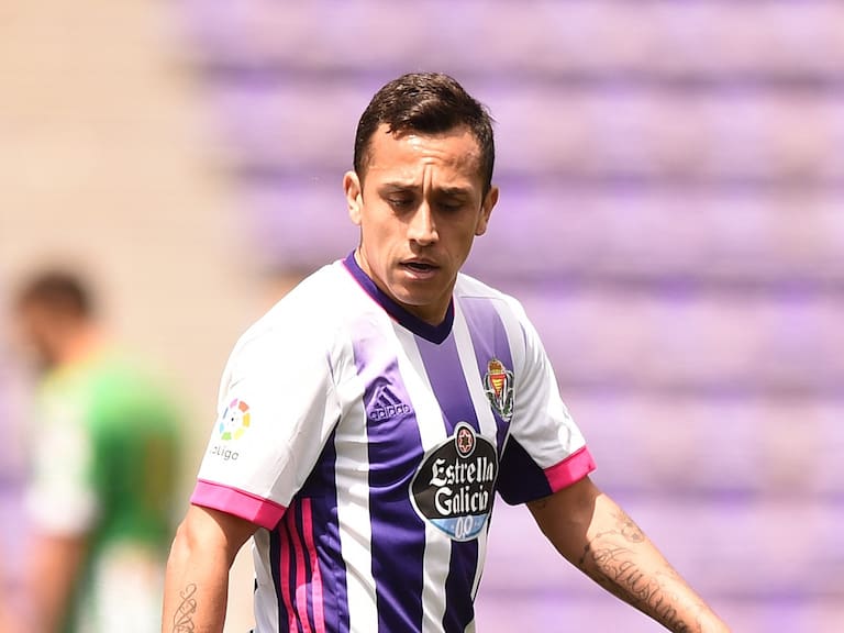 VALLADOLID, SPAIN - MAY 02: Fabian Orellana of Real Valladolid reacts during the La Liga Santander match between Real Valladolid CF and Real Betis at Estadio Municipal Jose Zorrilla on May 02, 2021 in Valladolid, Spain. Sporting stadiums around Spain remain under strict restrictions due to the Coronavirus Pandemic as Government social distancing laws prohibit fans inside venues resulting in games being played behind closed doors. (Photo by Denis Doyle/Getty Images)