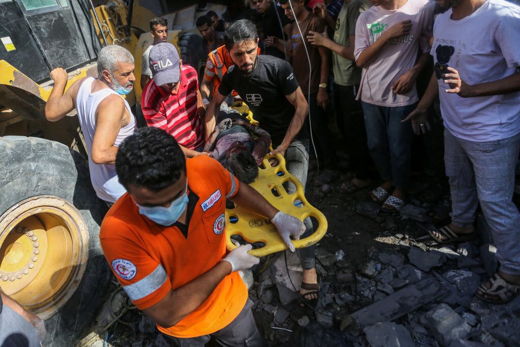 Rescatan a una víctima de los bombardeos de Israel sobre Gaza