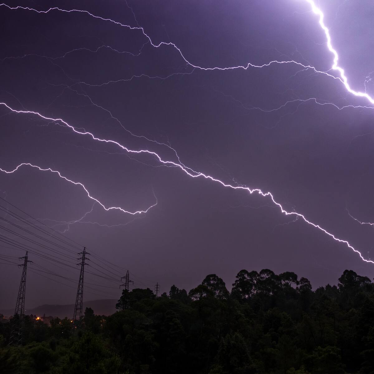 Emiten aviso por probables tormentas eléctricas en Chile: estas serán las tres regiones afectadas