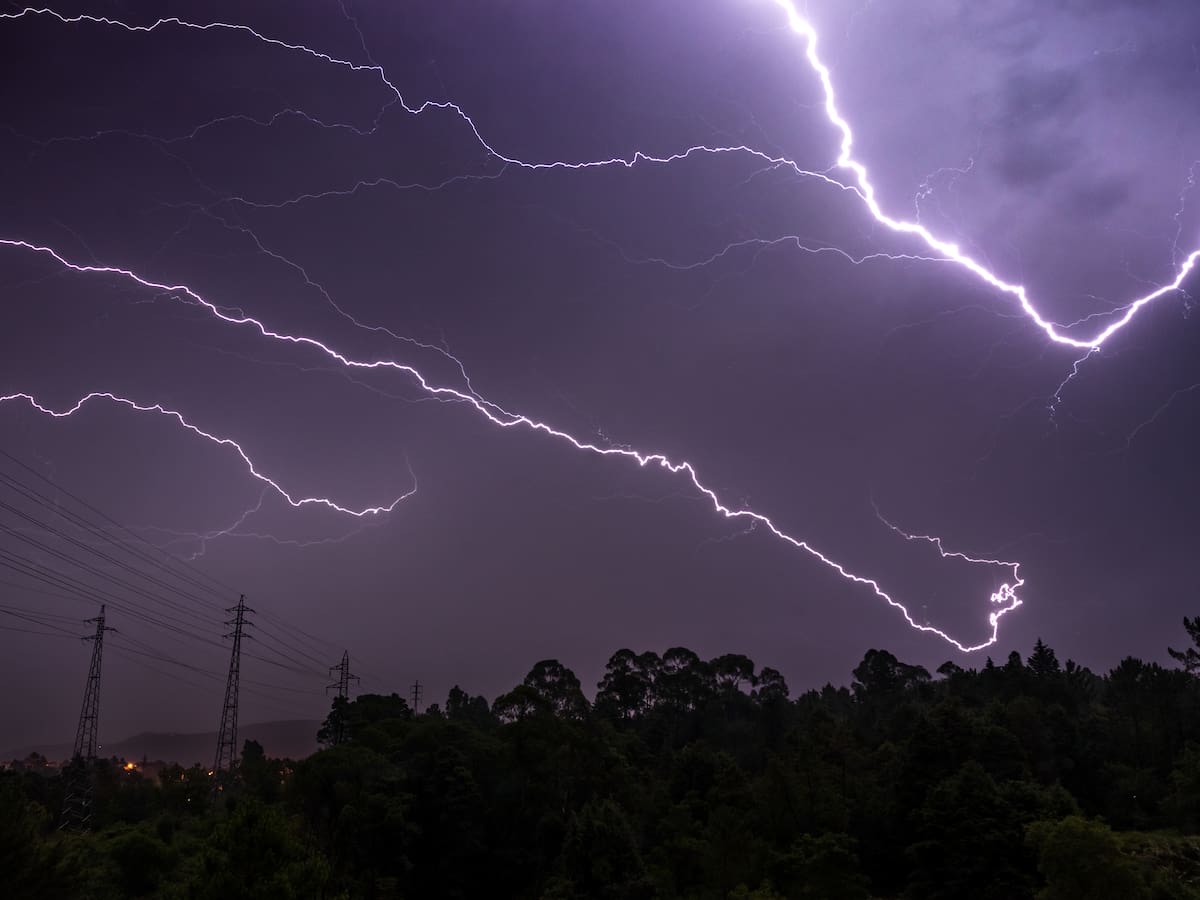 Meteorología emite aviso por probables tormentas eléctricas en la RM y otras 3 regiones: horarios y sectores afectados