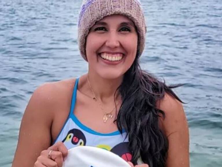 Bárbara Hernández es la primera nadadora sudamericana en cruzar el Canal del Norte