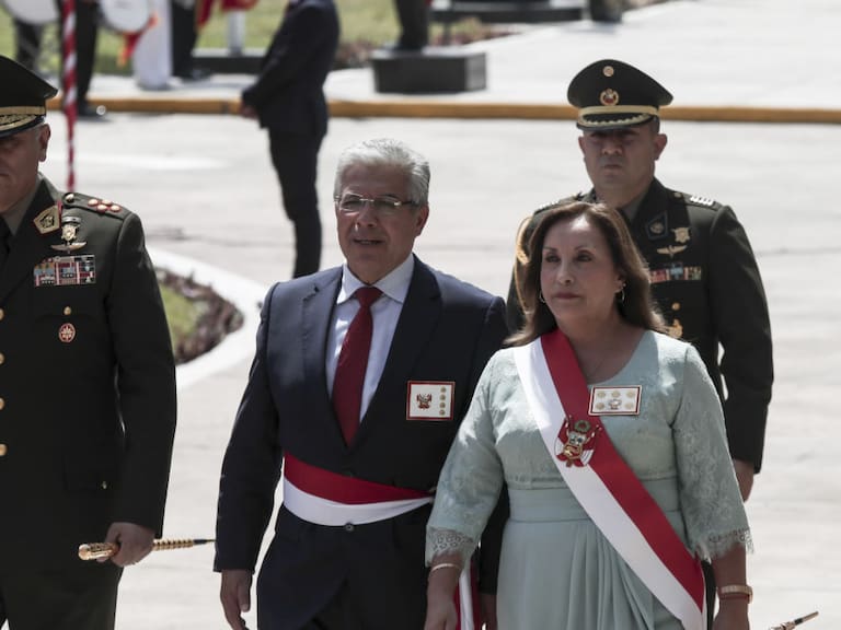 La presidenta interina del Perú, Dina Boluarte, en un evento oficial en la ciudad de Lima acompañada del embajador japonés.