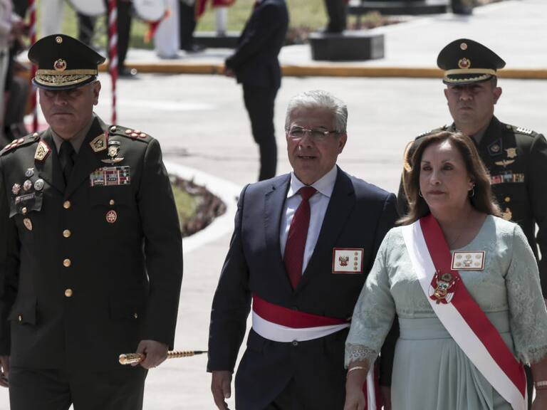 La presidenta interina del Perú, Dina Boluarte, en un evento oficial en la ciudad de Lima acompañada del embajador japonés.