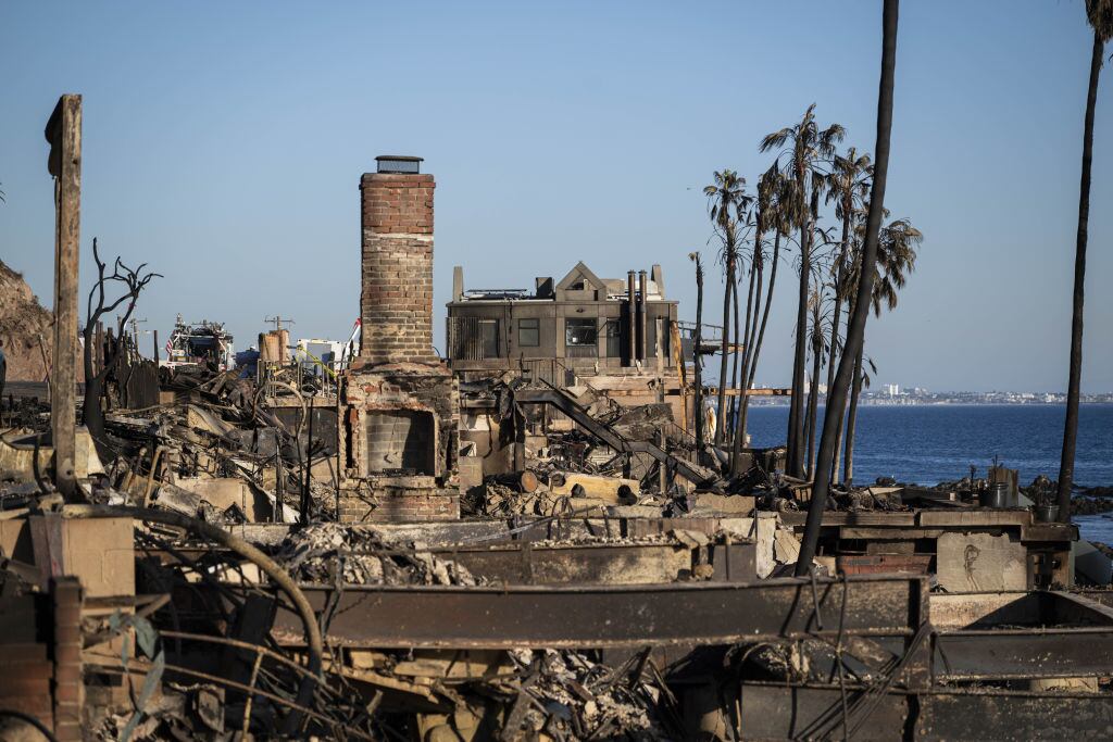 El fuego dejó destrucción en las casas costeras de Malibú tras el avance del incendio desde Pacific Palisades en el condado de Los Angeles de EEUU