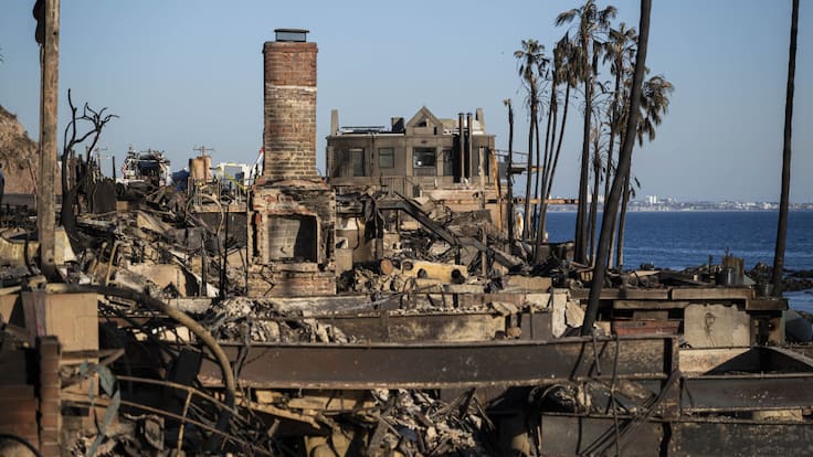 Los Angeles ve que siguen algunos incendios pero finalizan la alerta por fuertes vientos