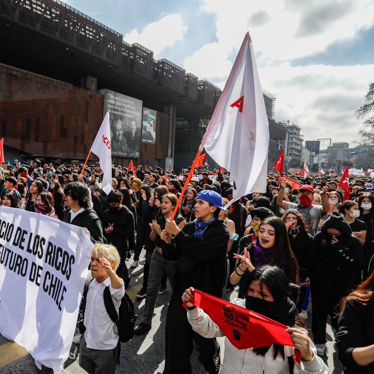 Cuatro detenidos tras manifestación estudiantil en Santiago: ACES anuncia nuevas protestas