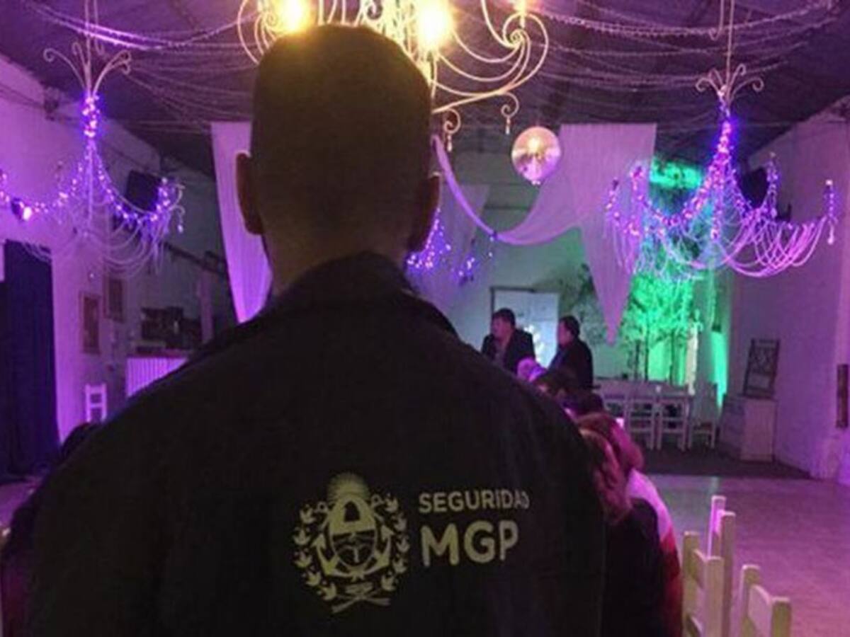 Masiva fiesta sexual en Argentina fue clausurada por la policía: confundieron a los uniformados con strippers