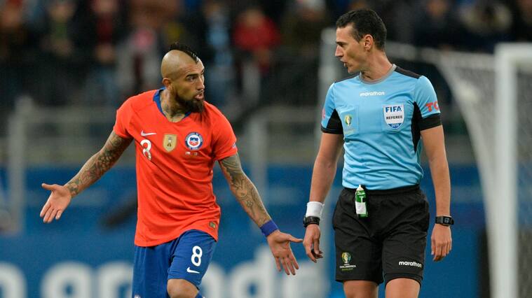 ¡No se guardó nada! El desatado reclamo de Arturo Vidal contra Wilmar Roldán por la eliminación de Chile | Getty Images