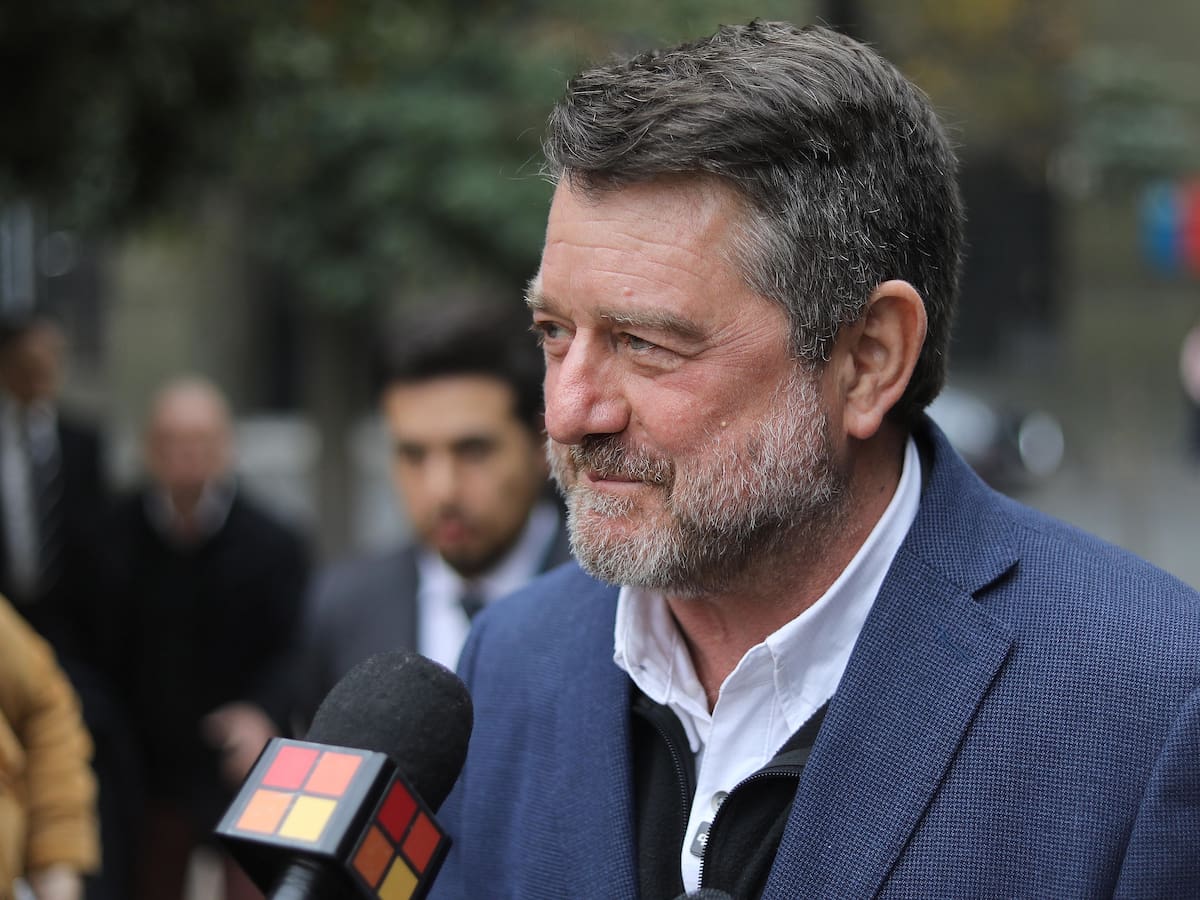 Silencio en las urnas: Orrego evade preguntas sobre investigación tras emitir su voto