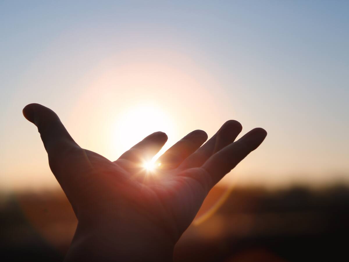 Emitimos una luz visible que desaparece al morir, según un sorprendente estudio