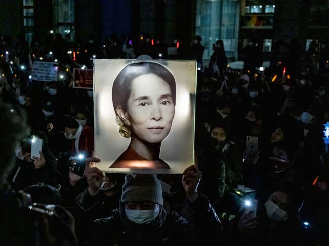 Manifestantes homenajean a la mandataria electa de Myanmar, Aung San Suu Kyi