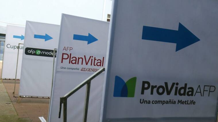 04 DE AGOSTO DE 2020/VALPARAISOVista de carteles de AFP Cuprum, Modelo, PlanVital y Provida, luego que el Liceo Matilde Brandau fuera habilitado por la autoridad como local de informacion e inscripcion para el proceso de retiro de parte de los fondos de pensiones.
FOTO: LEONARDO RUBILAR CHANDIA/AGENCIAUNO