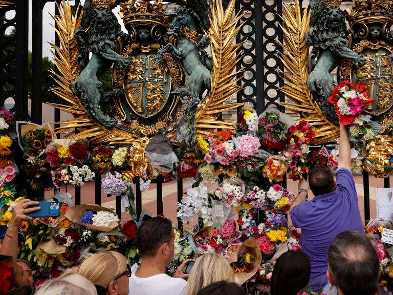 Féretro de Isabel II es trasladado hasta la capital de Escocia