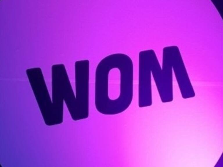 Wom iluminó su logo en el edificio de Telefónica