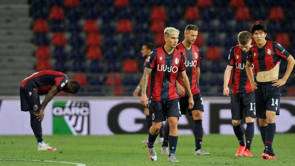 BOLOGNA, ITALY - JULY 08: Players of Bologna FC look dejected at the end of  the Serie A match between Bologna FC and  US Sassuolo at Stadio Renato Dall'Ara on July 08, 2020 in Bologna, Italy. (Photo by Mario Carlini / Iguana Press/Getty Images)