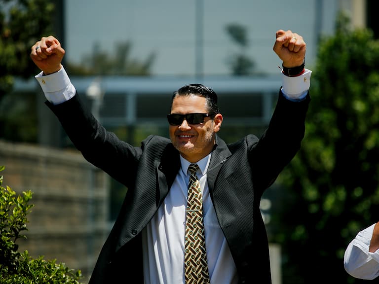 13 de enero de 2026/SANTIAGO
Claudio Crespo celebra su absolución en el juicio contra Gustavo Gatica.
FOTO: HANS SCOTT/AGENCIAUNO