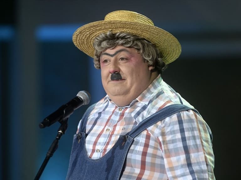 Tras funa y piedrazo, «Huaso Filomeno» ofreció disculpas por sus chistes y hasta lloró