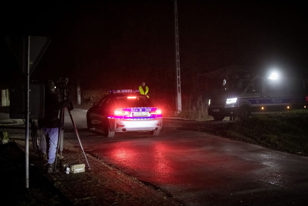 Policía de Polonia custodia la zona de impacto del misil en la villa Przewodow
