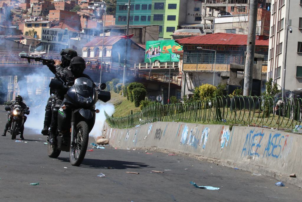 Policías disparan contra manifestantes durante la crisis de 2019 en Bolivia