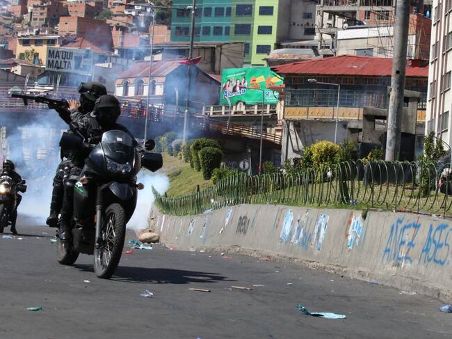 Policías disparan contra manifestantes durante la crisis de 2019 en Bolivia