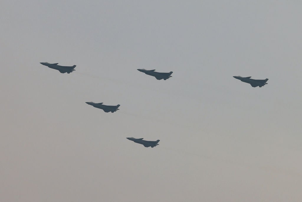 Aviones de la Fuerza Aérea de China participan en un evento oficial sobre los cielos de la ciudad de Pekín