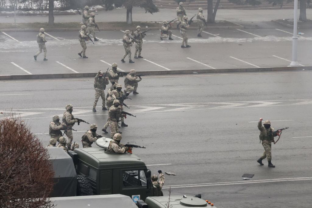 Agentes kazajos disparan contra grupos de manifestantes en Almaty
