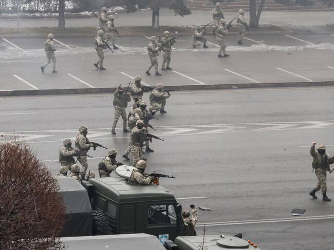 Agentes kazajos disparan contra grupos de manifestantes en Almaty
