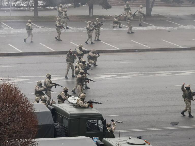 Agentes kazajos disparan contra grupos de manifestantes en Almaty