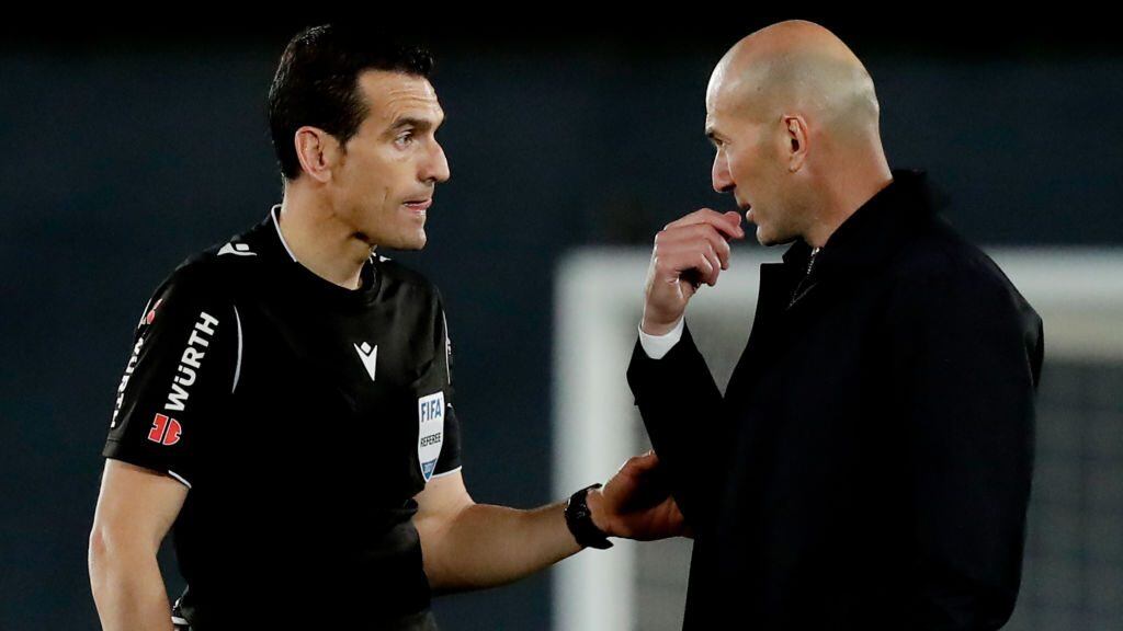MADRID, SPAIN - MAY 9: coach Zinedine Zidane of Real Madrid argues after the final whistle with referee Juan Martinez Munuera during the La Liga Santander match between Real Madrid v Sevilla at the Estadio Alfredo Di Stefano on May 9, 2021 in Madrid Spain (Photo by David S. Bustamante/Soccrates/Getty Images)