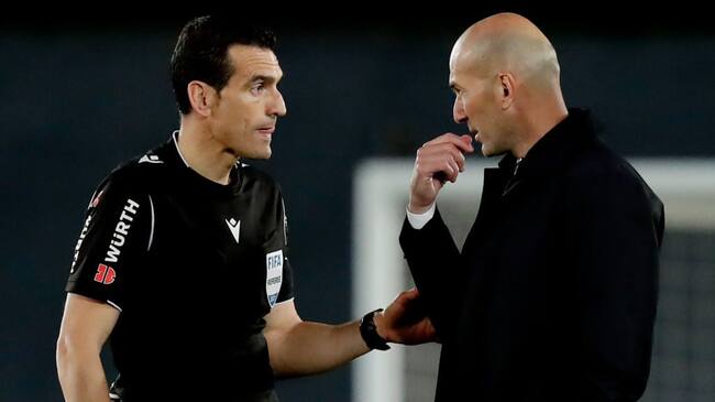 MADRID, SPAIN - MAY 9: coach Zinedine Zidane of Real Madrid argues after the final whistle with referee Juan Martinez Munuera during the La Liga Santander match between Real Madrid v Sevilla at the Estadio Alfredo Di Stefano on May 9, 2021 in Madrid Spain (Photo by David S. Bustamante/Soccrates/Getty Images)