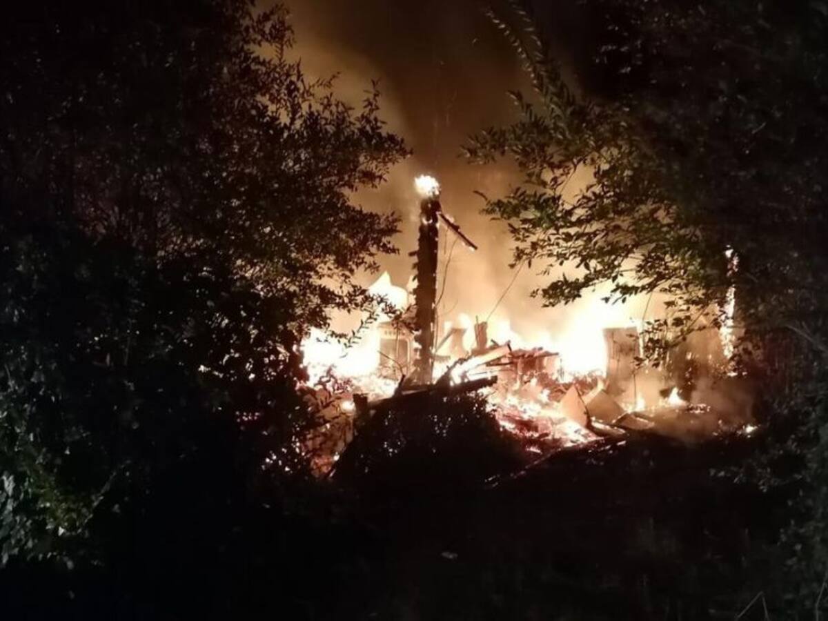 Desconocidos armados y encapuchados incendian casa en Contulmo: dejaron mensaje exigiendo «respeto» por los presos mapuche