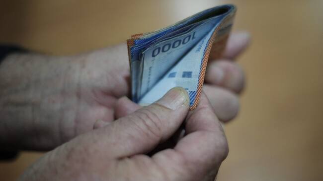 9 de julio de 2014/SANTIAGO
Detalle de billetes que suman 225 mil pesos, lo que equivale al salario mínimo que fue aprobado hoy por el senado.
FOTO: DAVID VON BLOHN/ AGENCIAUNO