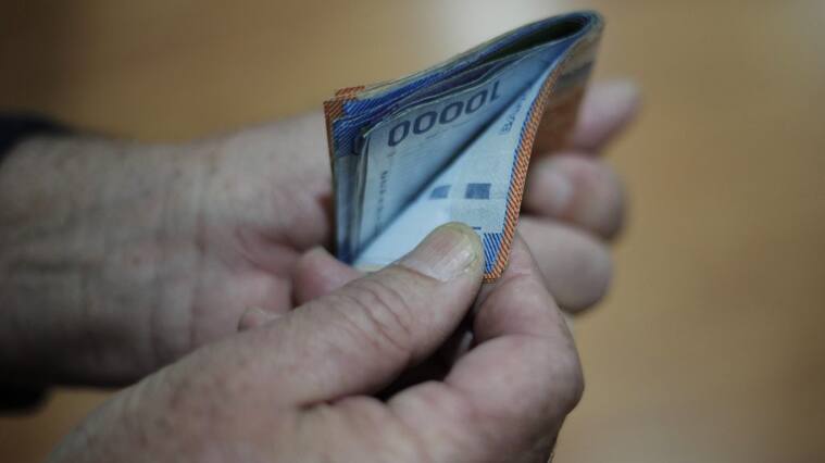 9 de julio de 2014/SANTIAGO
Detalle de billetes que suman 225 mil pesos, lo que equivale al salario mínimo que fue aprobado hoy por el senado.
FOTO: DAVID VON BLOHN/ AGENCIAUNO