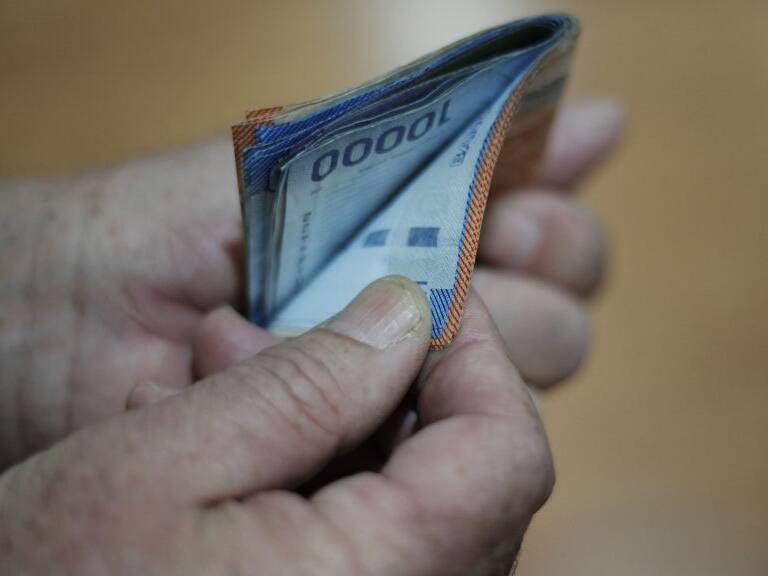 9 de julio de 2014/SANTIAGO
Detalle de billetes que suman 225 mil pesos, lo que equivale al salario mínimo que fue aprobado hoy por el senado.
FOTO: DAVID VON BLOHN/ AGENCIAUNO