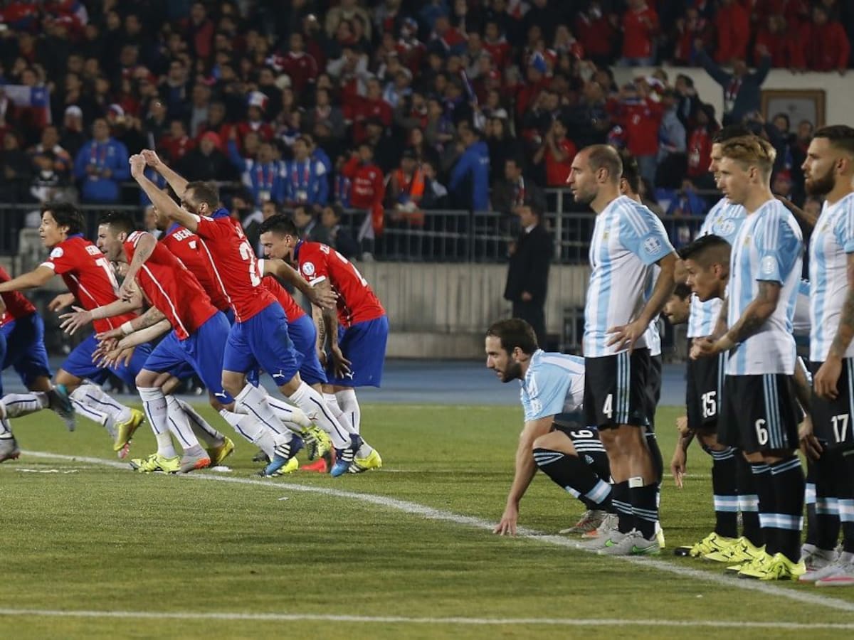 Prensa argentina en Qatar no supera los traumas futbolísticos que les dejó La Roja: «Llegó la banda de Chile»