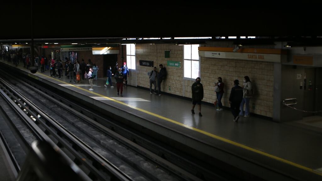 Metro de Santiago cierra toda la Línea 2 por "problemas de energización"