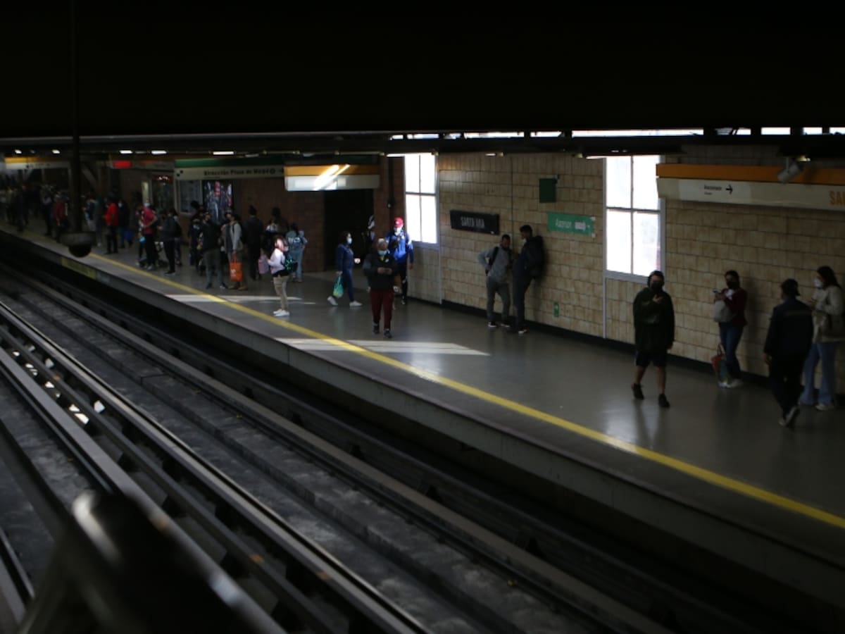 Metro de Santiago cierra toda la Línea 2 por «problemas de energización»