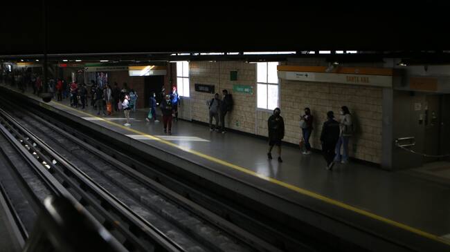 Metro de Santiago cierra toda la Línea 2 por "problemas de energización"