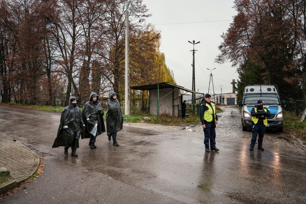 La policía en Przewodow custodia la zona del ataque con misiles en Polonia