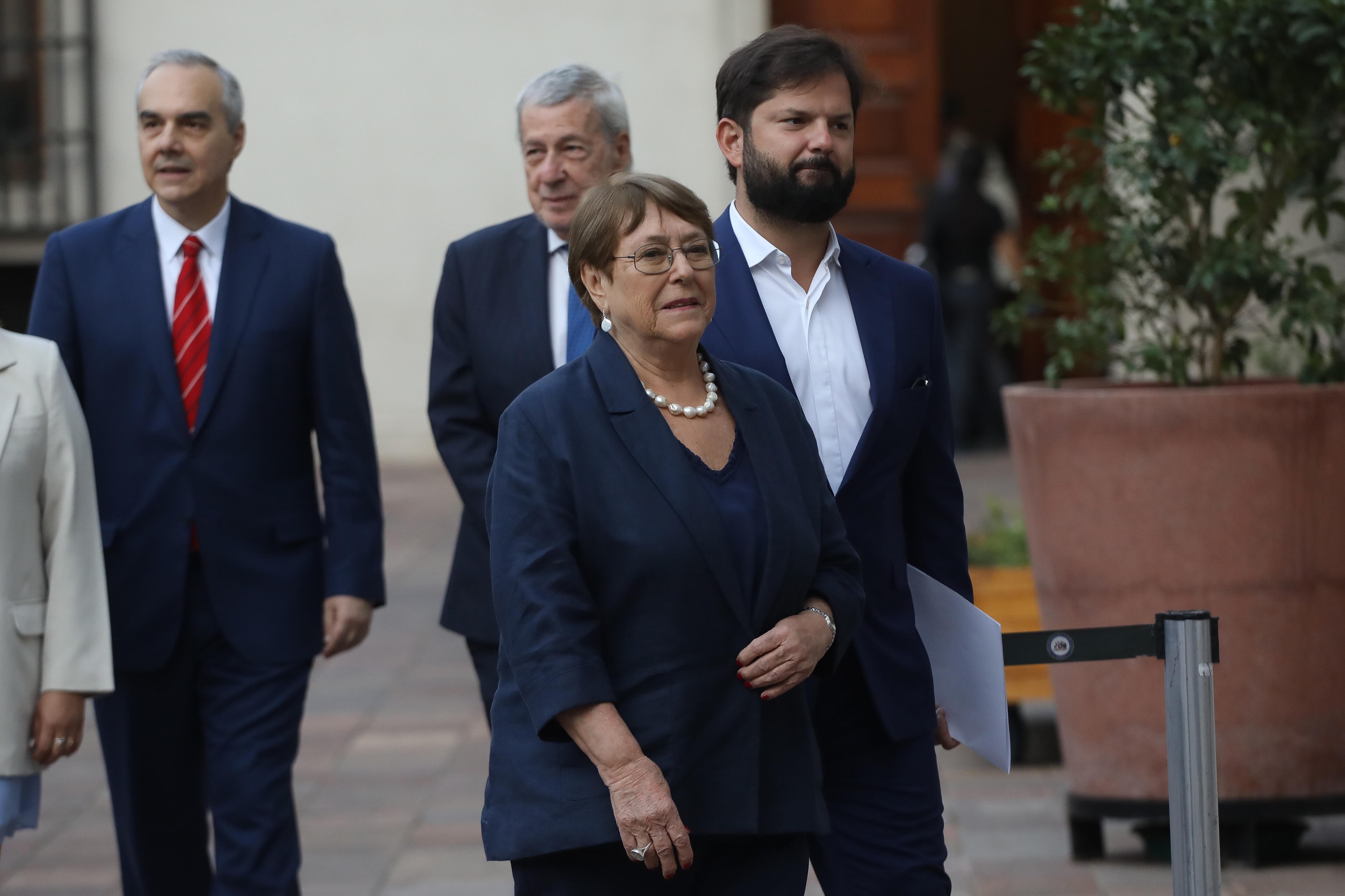 Gabriel Boric, Presidente de la República, junto a la ex presidenta, Michelle Bachelet.FOTO: SEBASTIÁN BELTRÁN GAETE / AGENCIAUNO