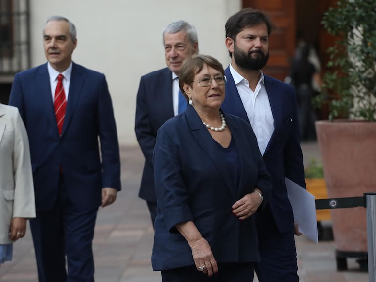 Gabriel Boric, Presidente de la República, junto a la ex presidenta, Michelle Bachelet.FOTO: SEBASTIÁN BELTRÁN GAETE / AGENCIAUNO