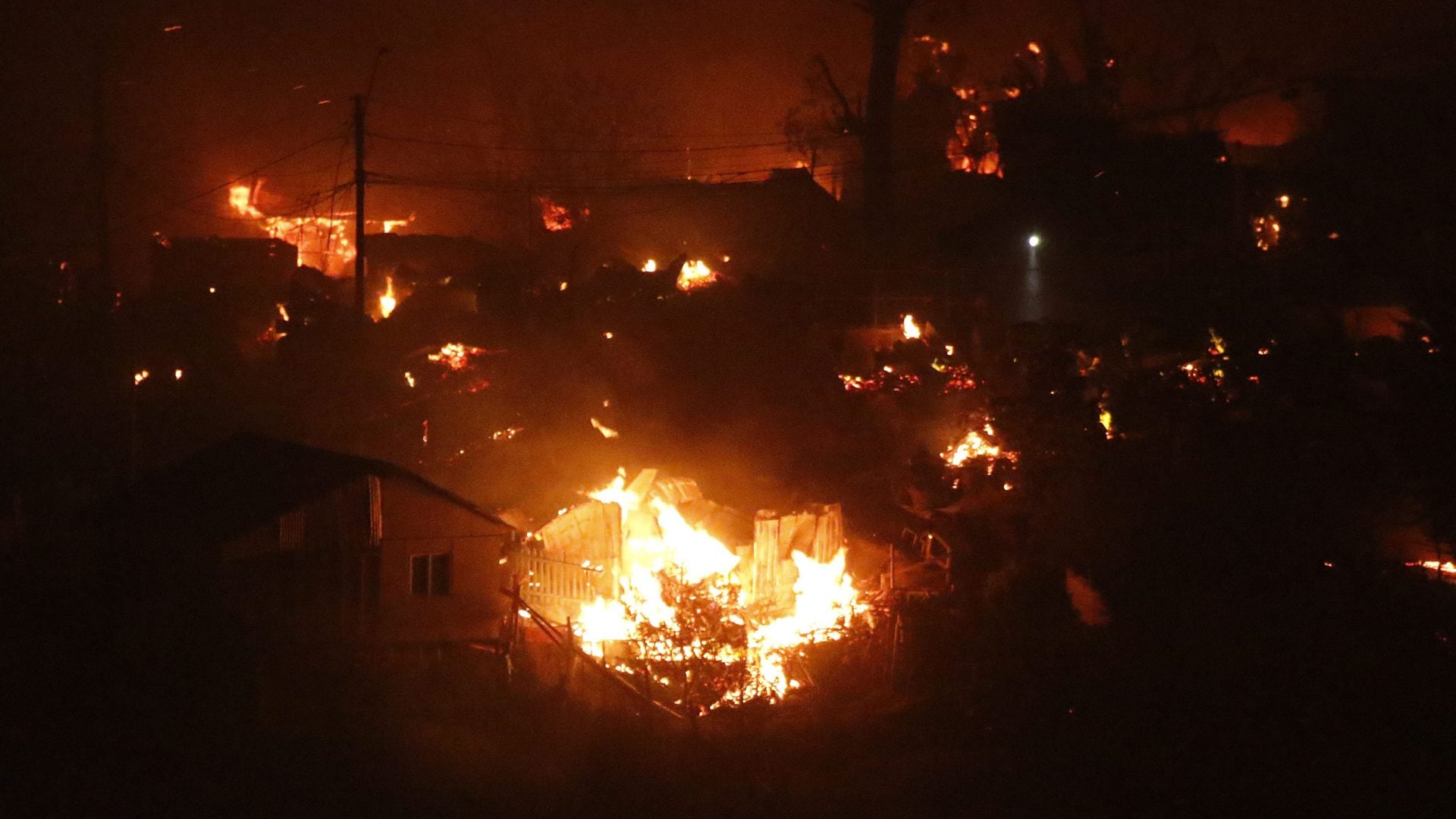 22 DE DICIEMBRE DE 2022/VIÑA DEL MARGigantesco incendio afecta a varios sectores de Viña del Mar.
FOTO: LEONARDO RUBILAR CHANDIA/AGENCIAUNO