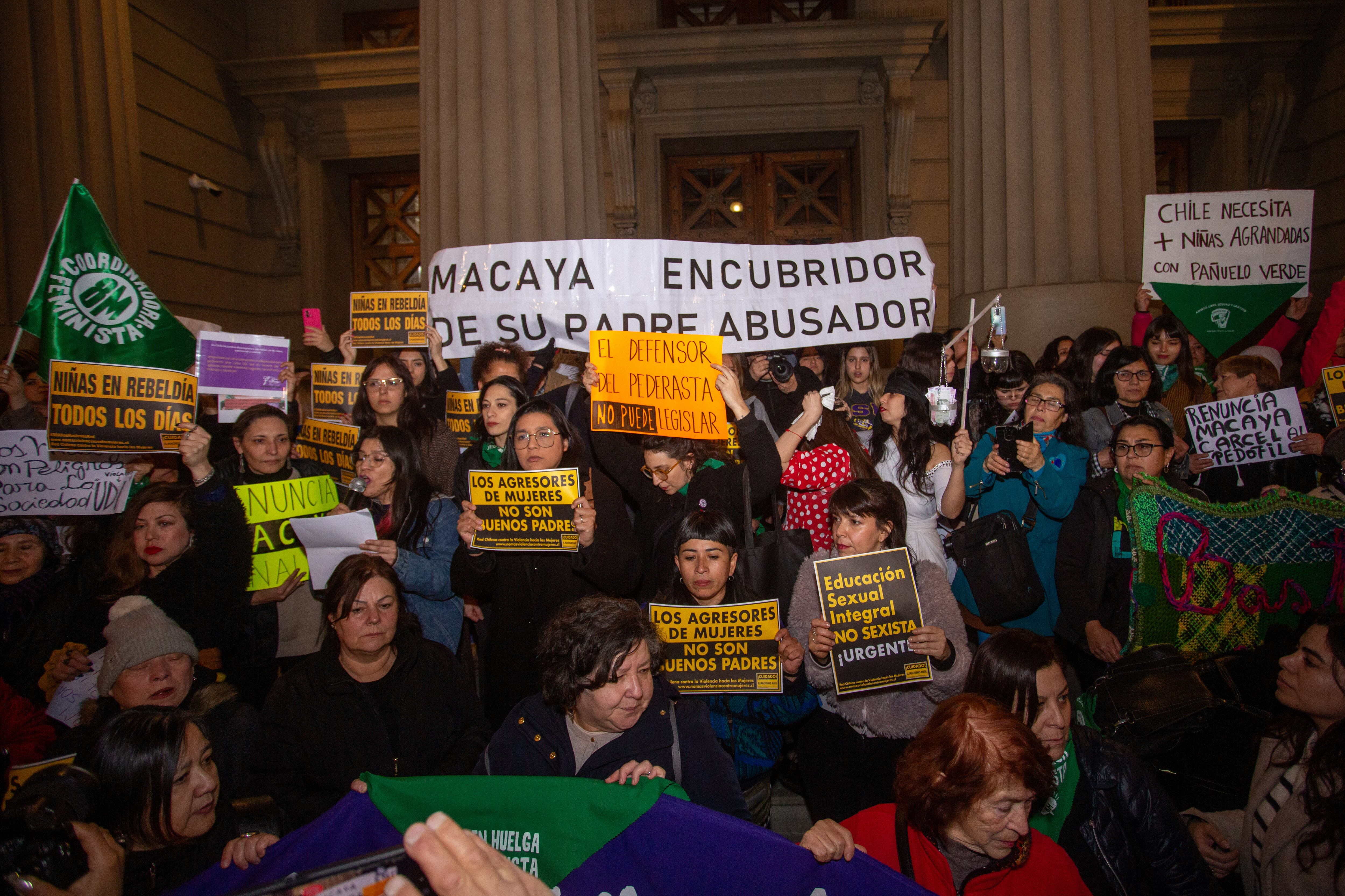 26 DE JULIO 2024 / SANTIAGO
Diferentes coordinadoras feministas se reúnen en frente de la corte suprema para manifestarse en contra de Eduardo Macaya del padre del senador UDI Javier Macaya, imputado por abuso sexual.
FOTO: LUKAS SOLIS / AGENCIAUNO