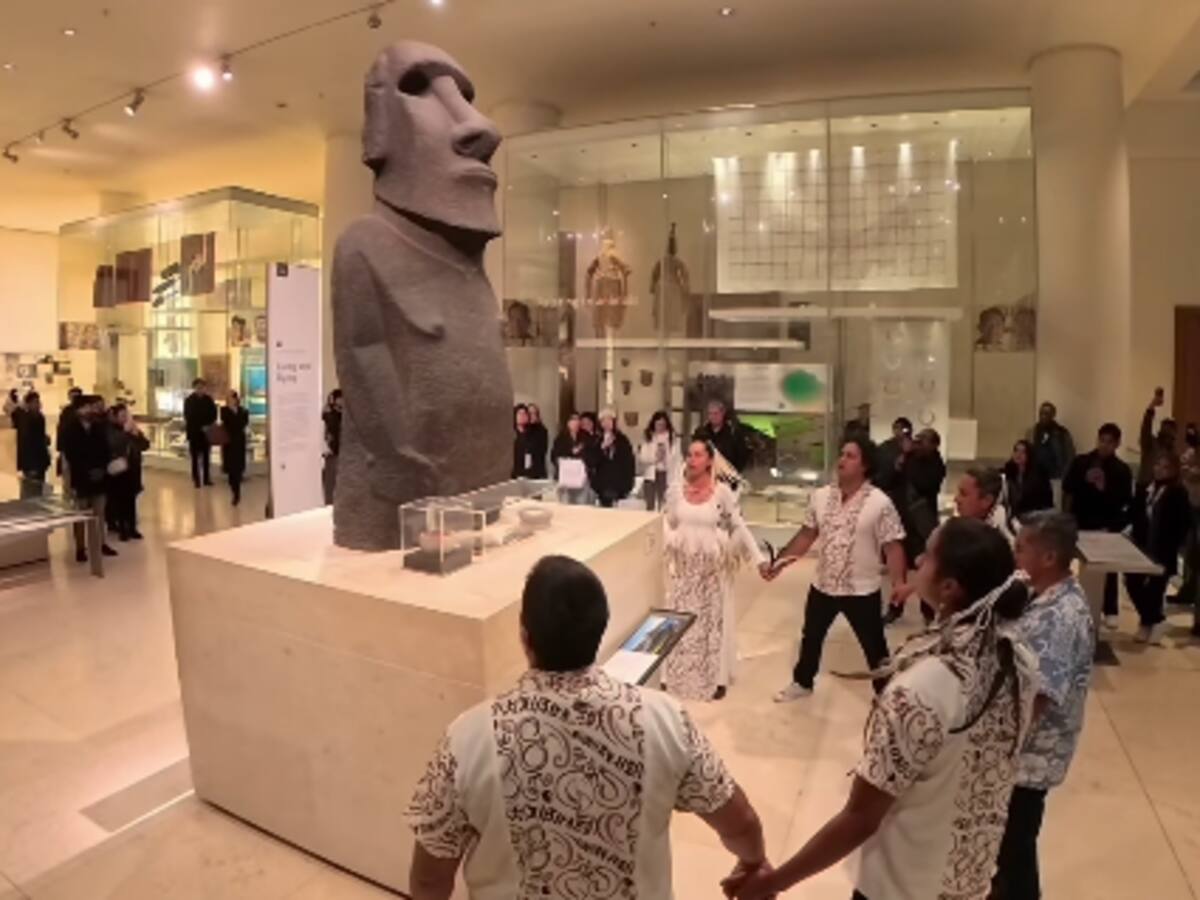 Reencuentro en Londres: representantes de Rapa Nui cantan frente a moái arrebatado de la isla en 1869